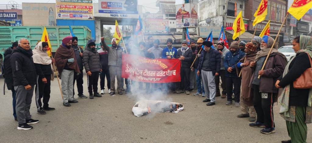ਮਜਦੂਰ ਆਗੂ ਨੂੰ ਗ੍ਰਿਫਤਾਰ ਕਰਨ ਖਿਲਾਫ ਵੱਖ ਵੱਖ ਜੱਥੇਬੰਦੀਆ ਦੇ ਆਗੂਆਂ ਨੇ ਸਾੜੀ ਪੰਜਾਬ ਸਰਕਾਰ ਦੀ ਅਰਥੀ 